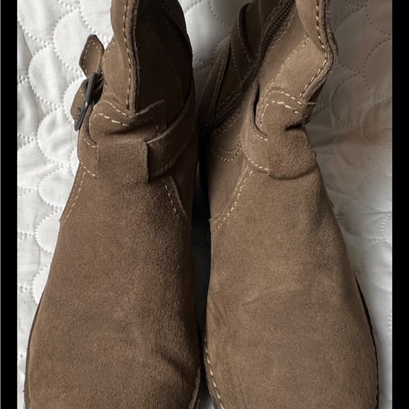 CLARKS Derby Palace Womens Tan Suede Side Zip Buckle Strap Tall Boots Sz 8.5 - Picture 5 of 7